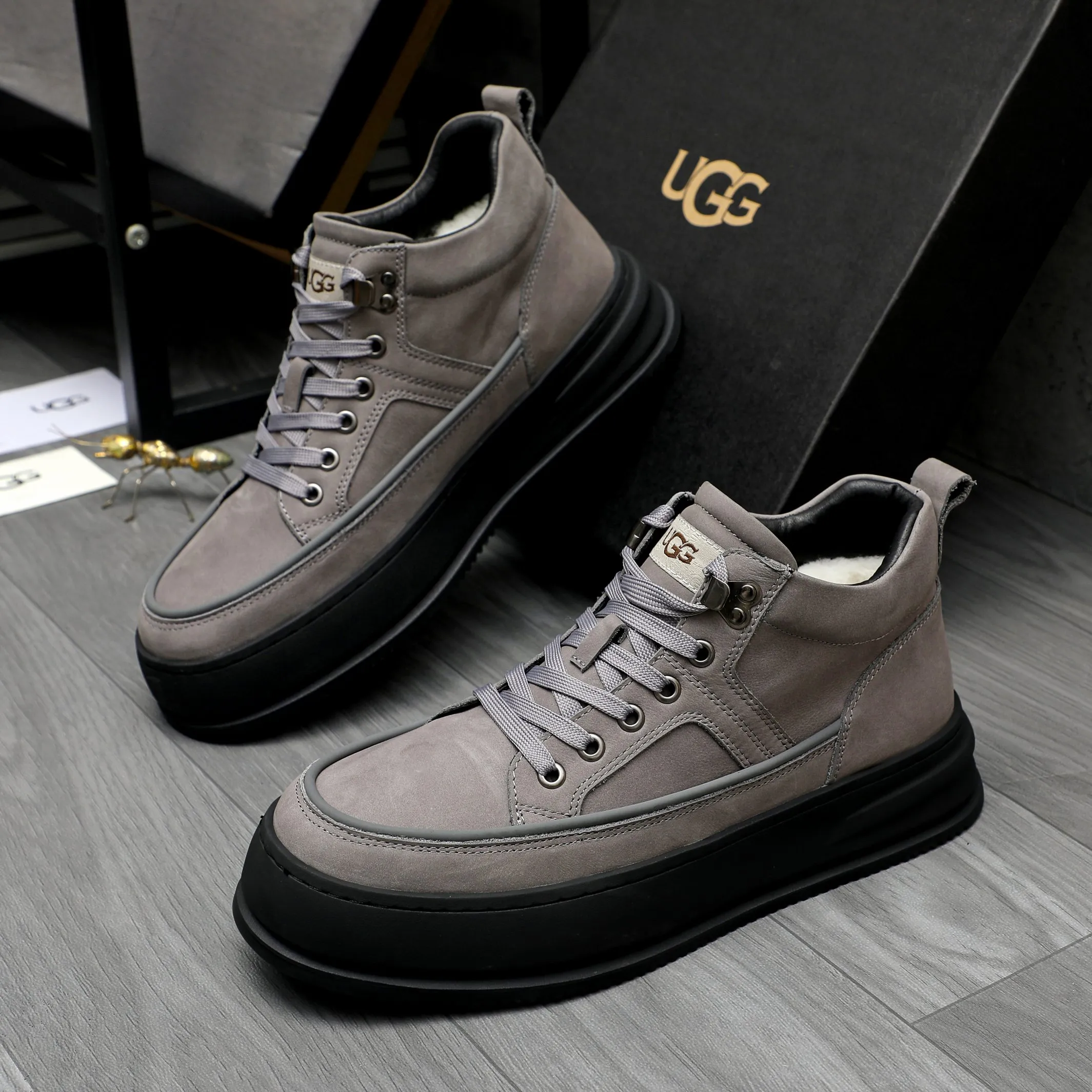P620 Product trademark: "UGG" Gaobang men's shoes Regular size: 39-44 Product materials: Selected suede cowhide upper, wool lining, original outsole